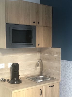 Studio | Coin cuisine privé | Réfrigérateur, micro-ondes, plaque de cuisson, machine à expresso