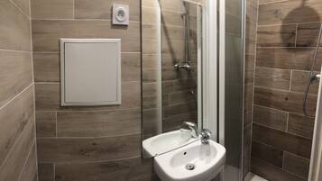 Studio | Salle de bain | Douche, sèche-cheveux, serviettes fournies