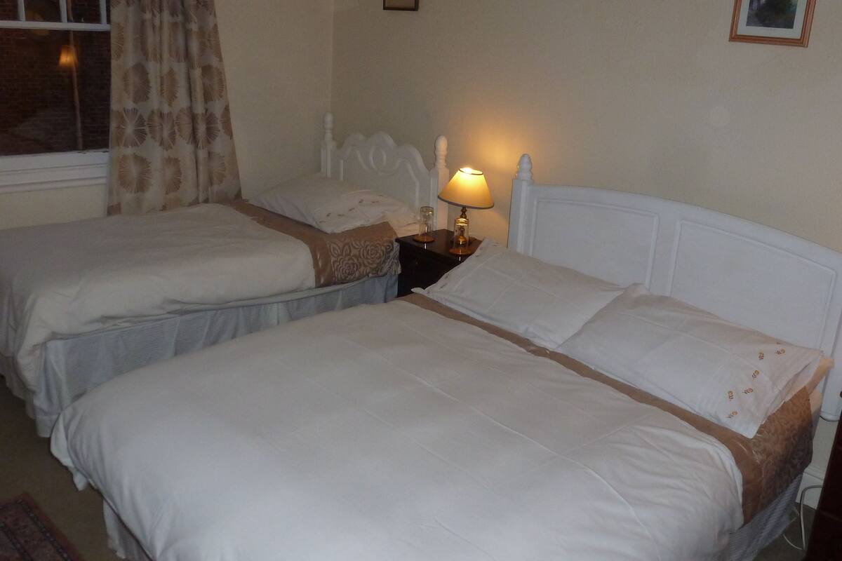 Family Suite | Desk, laptop workspace, iron/ironing board, free WiFi