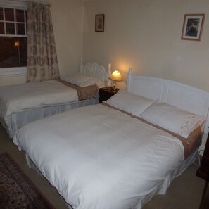 Family Suite | Desk, laptop workspace, iron/ironing board, free WiFi - The Garden House (Chippenham)
