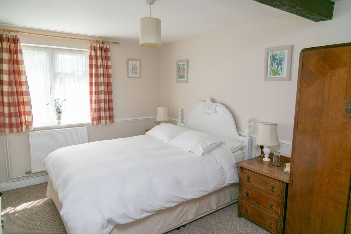 Deluxe Double Room (Garden View) | Desk, laptop workspace, iron/ironing board, free WiFi