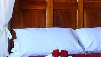 Phòng đôi Tiêu chuẩn, quang cảnh vườn (Four Poster) | Bàn, màn/rèm cản sáng, truy cập Internet không dây miễn phí