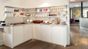 Free buffet breakfast on weekends