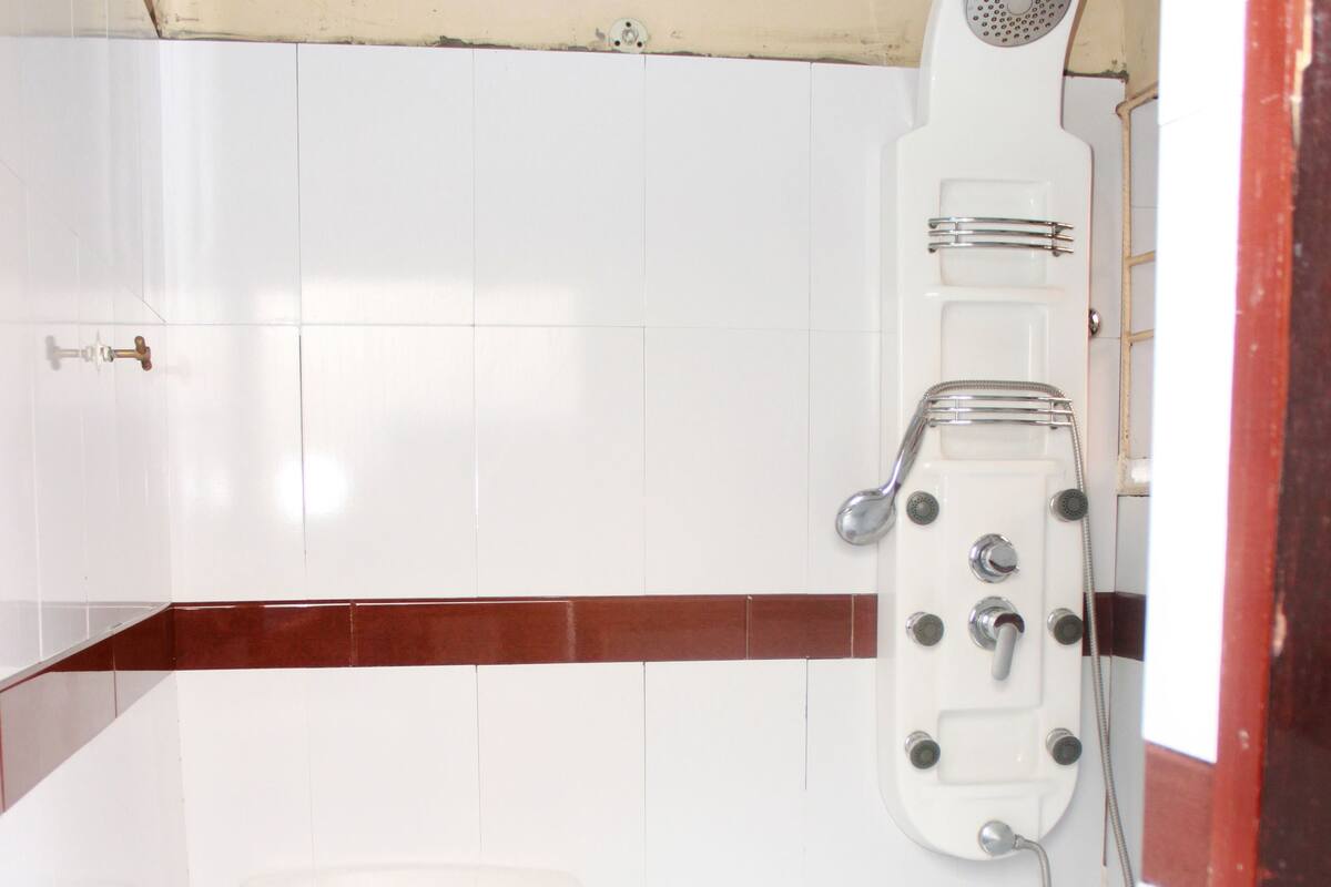 Shower, free toiletries, towels