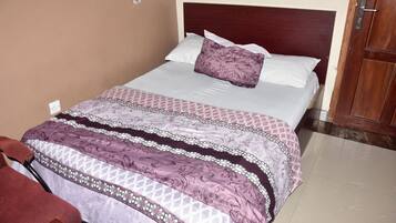 Standardzimmer | Individuell dekoriert, individuell eingerichtet, Schreibtisch