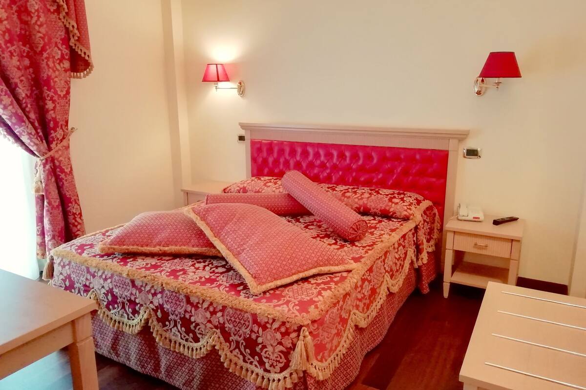 Junior Suite | In-room safe, desk, blackout drapes, iron/ironing board