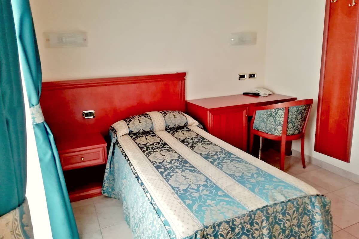Single Room | In-room safe, desk, blackout drapes, iron/ironing board