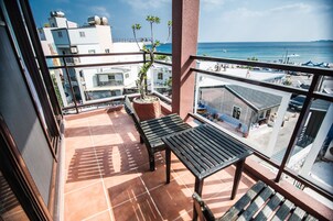 Deluxe Sea View Room | Desk, soundproofing, free WiFi, bed sheets