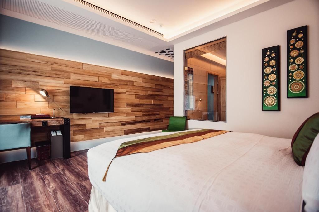 superior double room, 1 queen bed, garden view | desk, soundproofing, free wifi, bed sheets