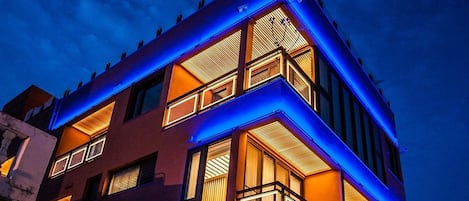 Voorkant accommodatie - avond/nacht