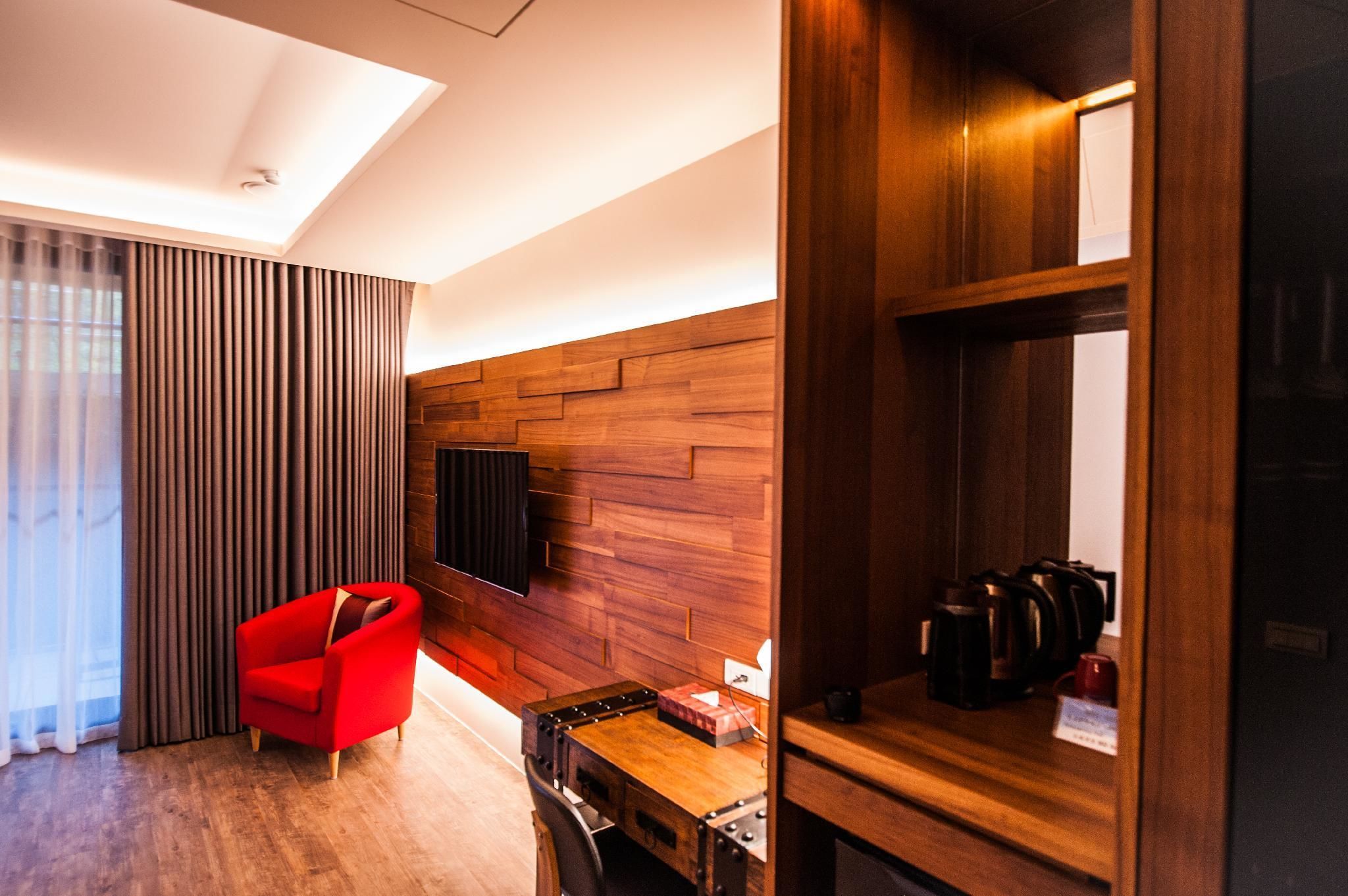 standard double room, 1 queen bed (pet only allowed in this room type) | desk, soundproofing, free wifi, bed sheets