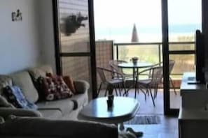 Bonito e confortavel 3 quartos Vista Mar | Living room | Flat-screen TV