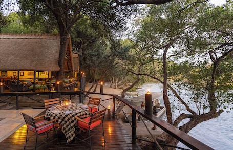 Restaurante al aire libre. Ichingo Chobe River Lodge
