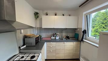 Refrigerador, microondas y utensilios de cocina