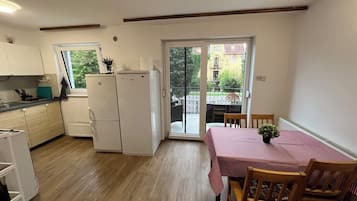 Refrigerador, microondas y utensilios de cocina