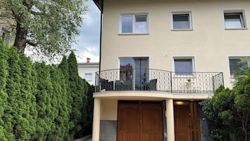 Vista frontal de la propiedad