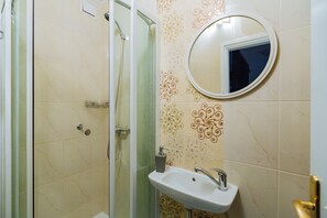 Shower, free toiletries, hair dryer, towels - EMONA Guesthouse Ljubljana (Ljubljana)