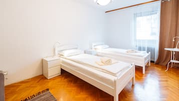 Habitación estándar con 2 camas individuales, baño compartido | Wifi gratis y ropa de cama