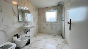 Buồng tắm vòi sen, đồ dùng nhà tắm miễn phí, máy sấy tóc, khăn tắm 