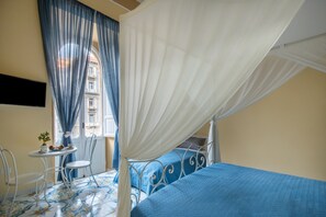 Dreibettzimmer, Balkon, Stadtblick | Zimmersafe, Schreibtisch, Verdunkelungsvorhänge, Bügeleisen/Bügelbrett