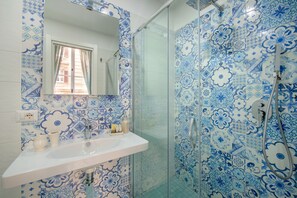 Deluxe Quadruple Room, Balcony, Sea View | Bathroom | Deep soaking tub, bidet, towels - Regina Elena (Naples)