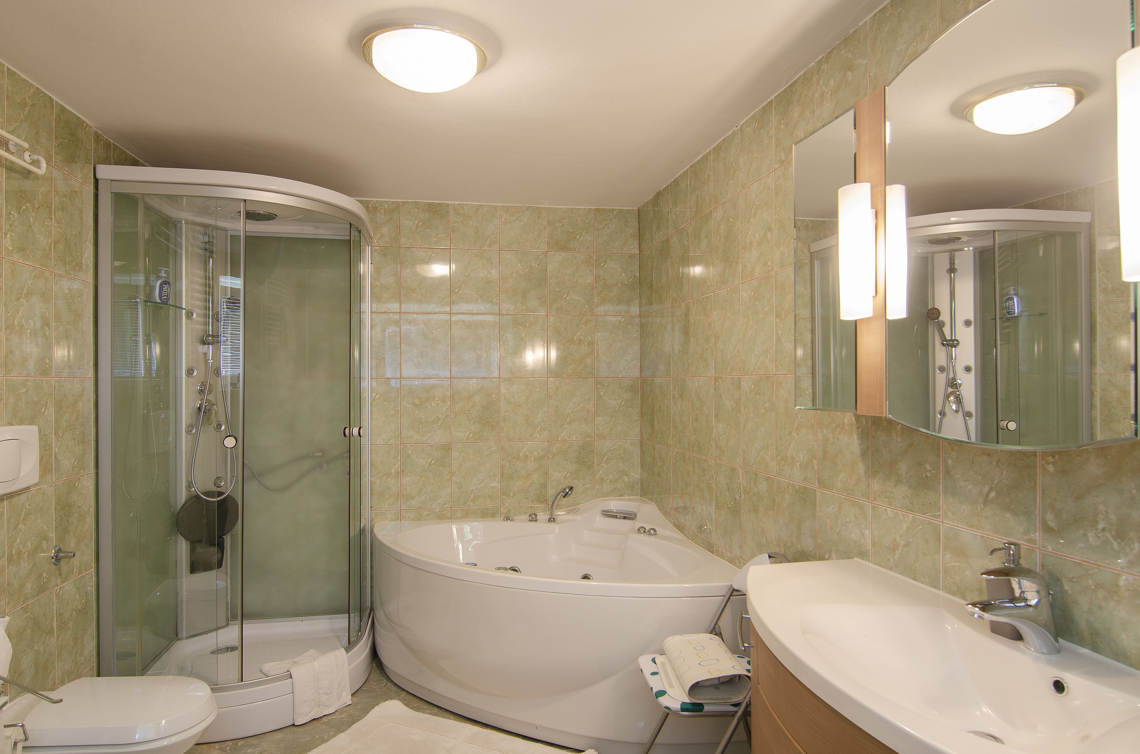 Appartement Classique, vue jardin | Salle de bain