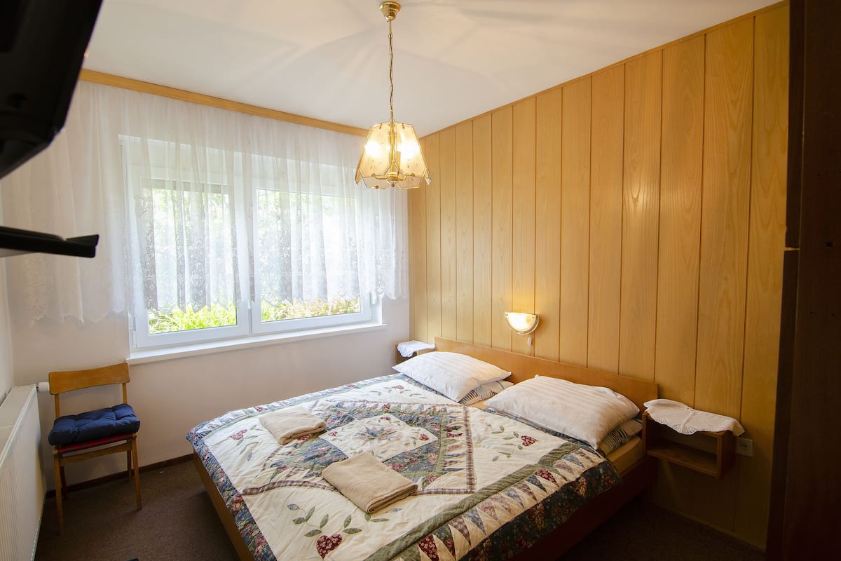Double Room, Shared Bathroom | In-room safe, soundproofing, iron/ironing board (on request)