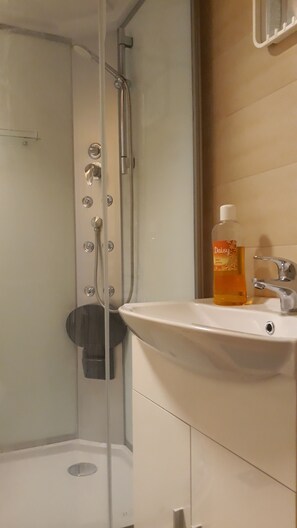 Departamento superior, vista a la montaña | Baño | Amenidades de baño gratuitas, pantuflas, toallas
