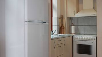 Classic Apartment, Multiple Beds, Non Smoking | Private kitchen | Full-sized fridge, microwave, stovetop, cookware/dishes/utensils