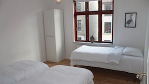 Tabla de planchar con plancha, wifi gratis y ropa de cama 