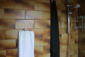 华丽公寓, 多张床, 无烟房 | 浴室 | 淋浴设施、毛巾