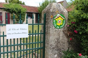 Ein Steinmähler mit Wappen und einer Beschriftung mit dem Schriftzug „Le Clos de Châtes Gîte et Chambres d'Hôtes“.