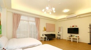 Phòng 4 Tiêu chuẩn (City View) | Bàn, màn/rèm cản sáng, phòng cách âm 