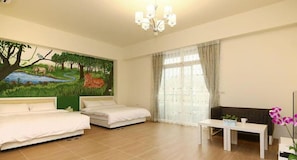 Desk, blackout drapes, soundproofing, free WiFi - Rose Cottage B&B (Taitung)
