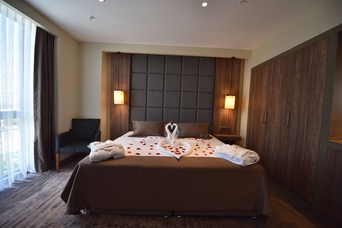 minibar, in-room safe, desk, blackout curtains