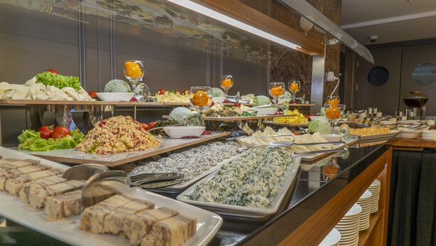 Een buffet met diverse gerechten en drankjes.