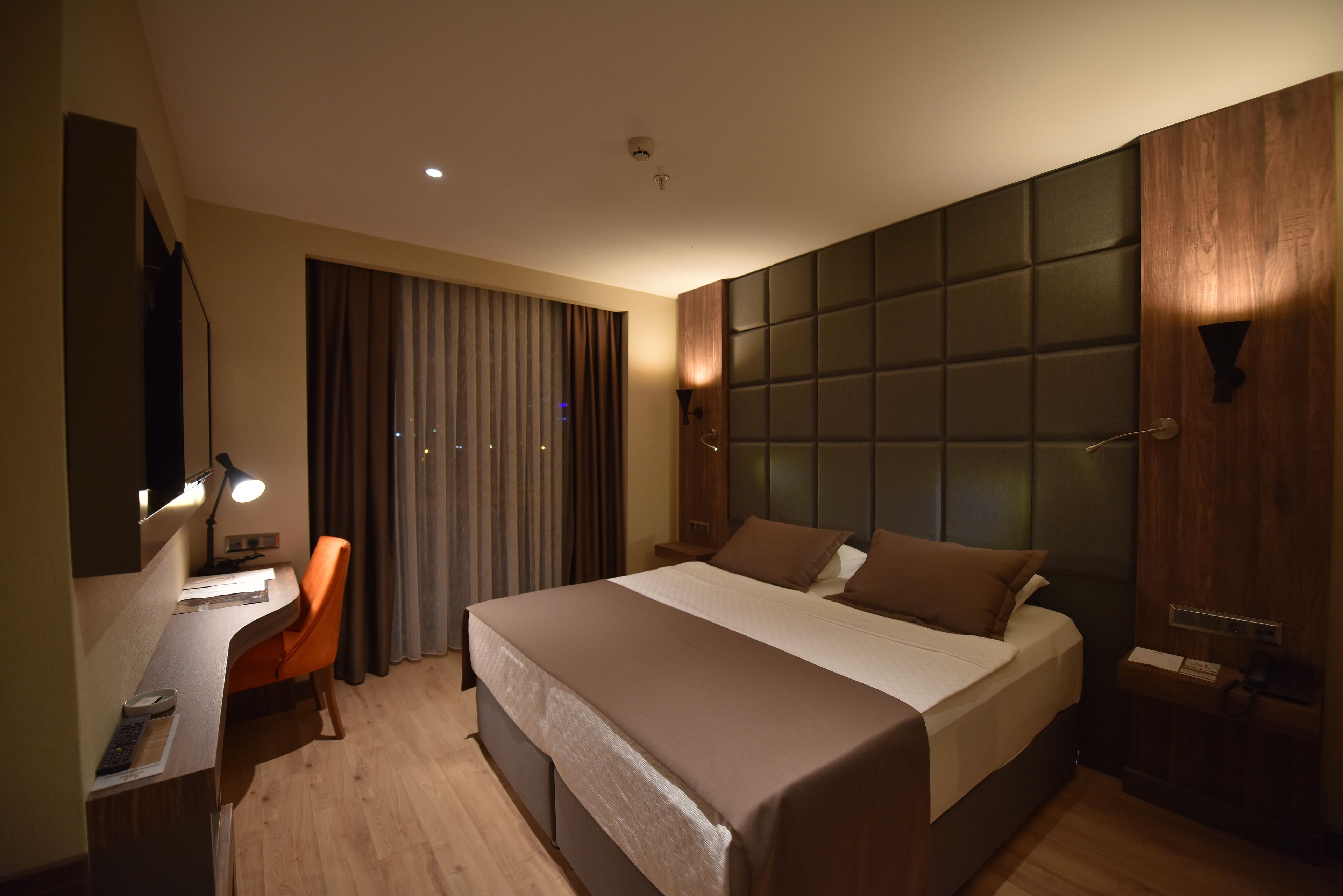 standard room | minibar, in-room safe, desk, blackout curtains