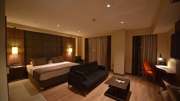 Minibar, caja fuerte, escritorio y cortinas opacas