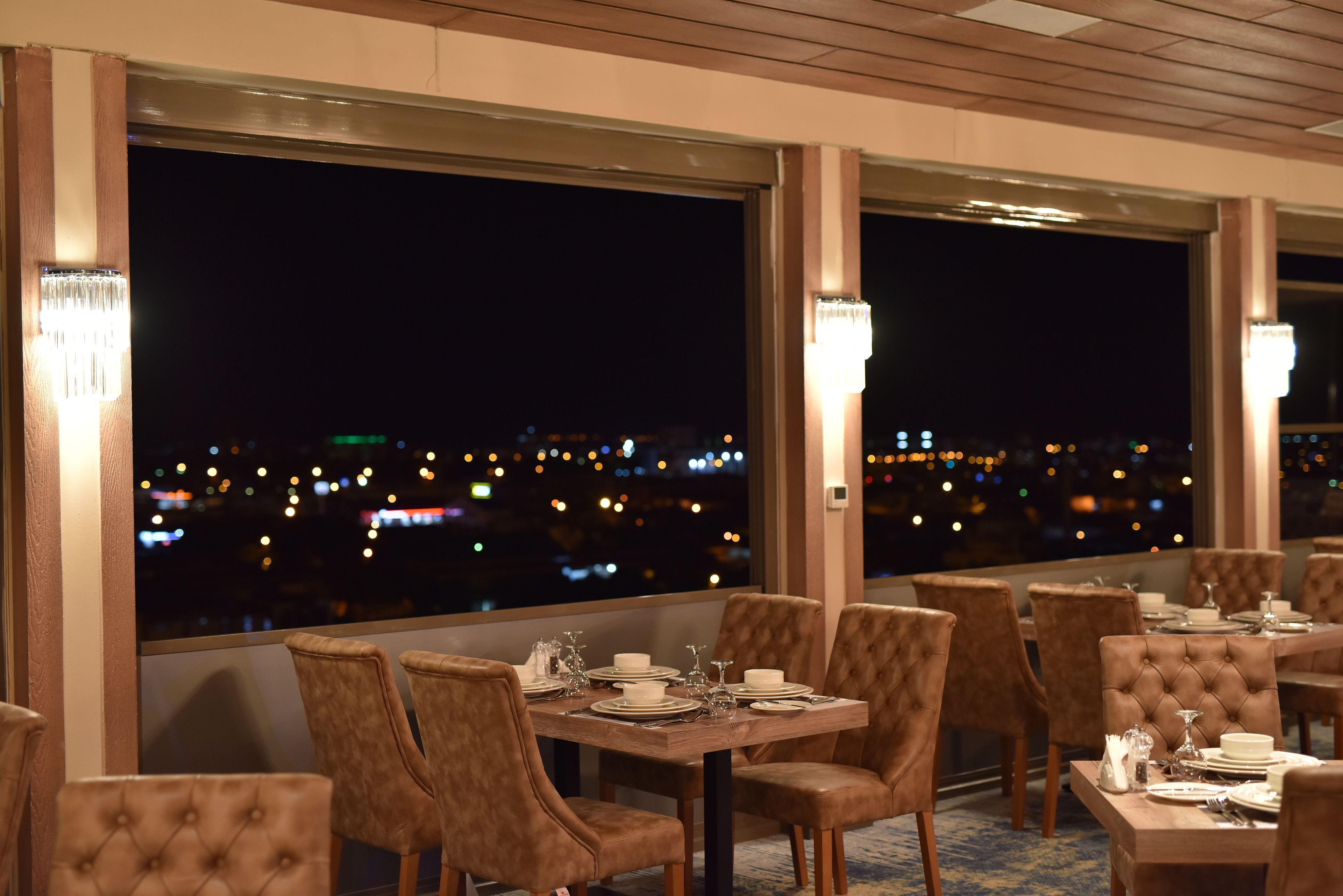 2 restaurants, breakfast served