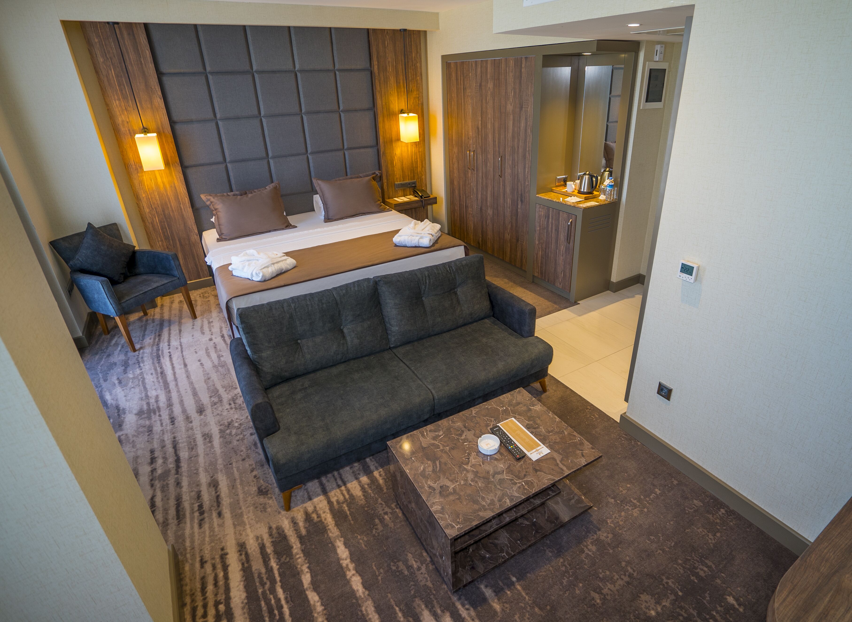 deluxe room | minibar, in-room safe, desk, blackout curtains