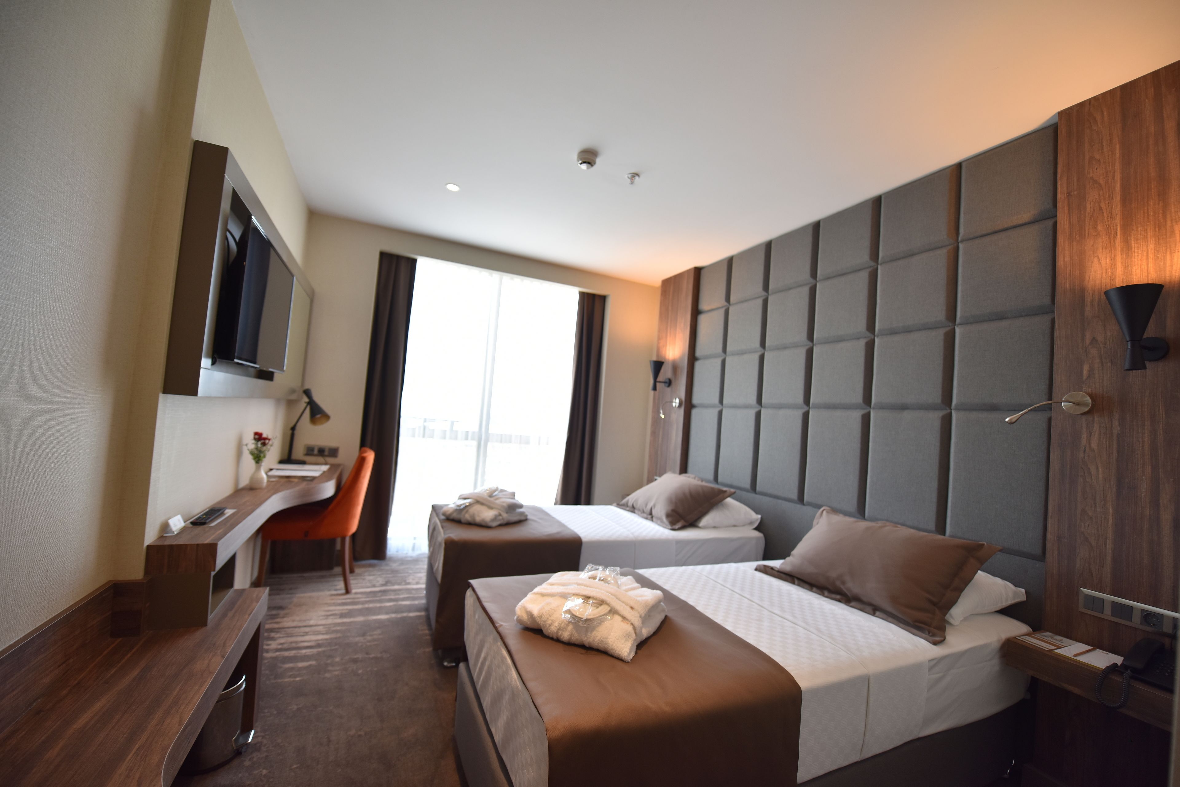 standard room | minibar, in-room safe, desk, blackout curtains