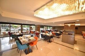 2 restaurants, breakfast served