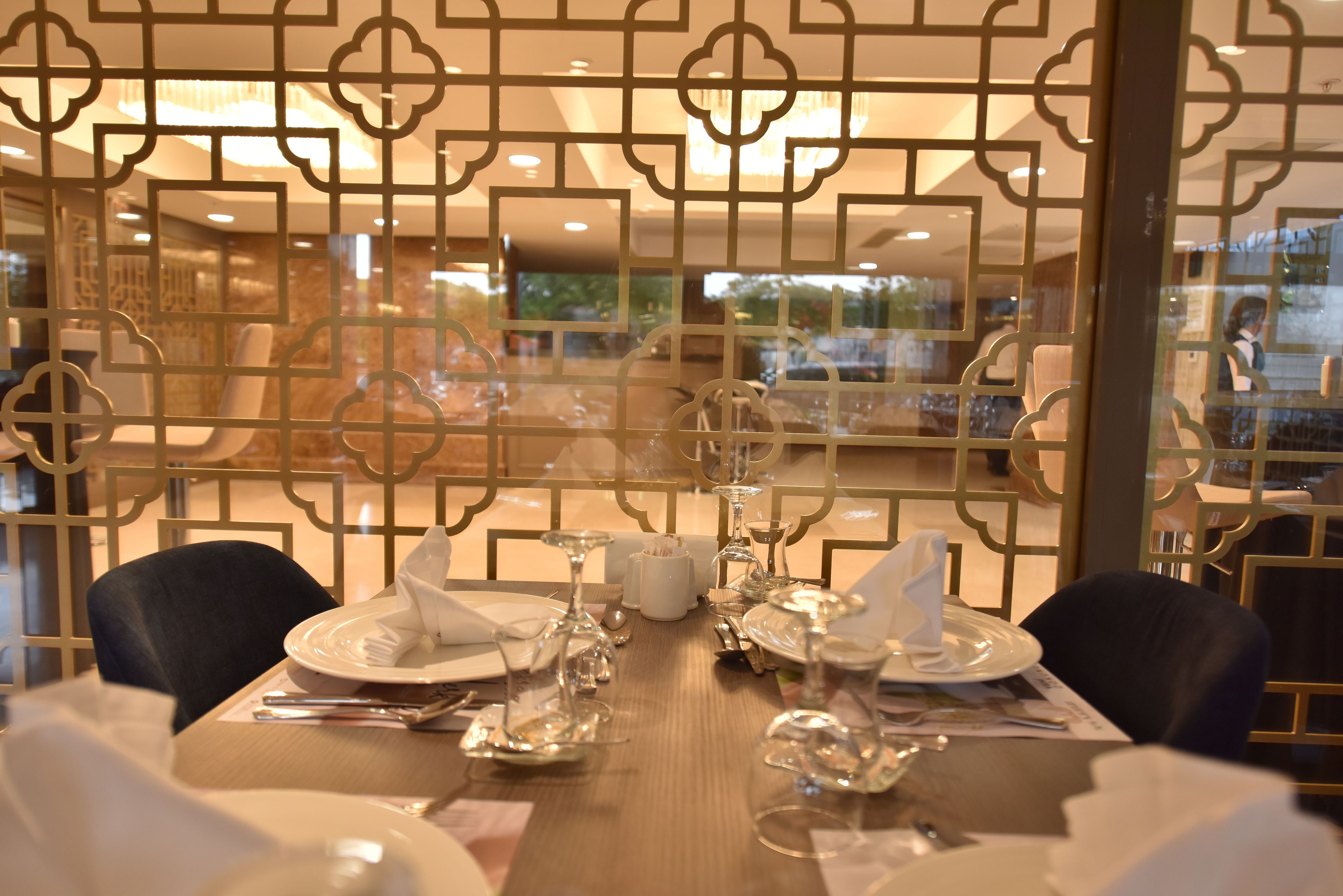 2 restaurants, breakfast served