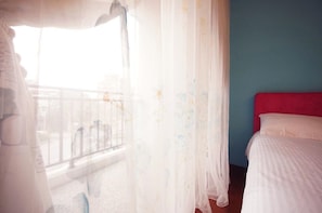 Habitación cuádruple estándar | Escritorio, cortinas blackout, wifi gratis y ropa de cama 