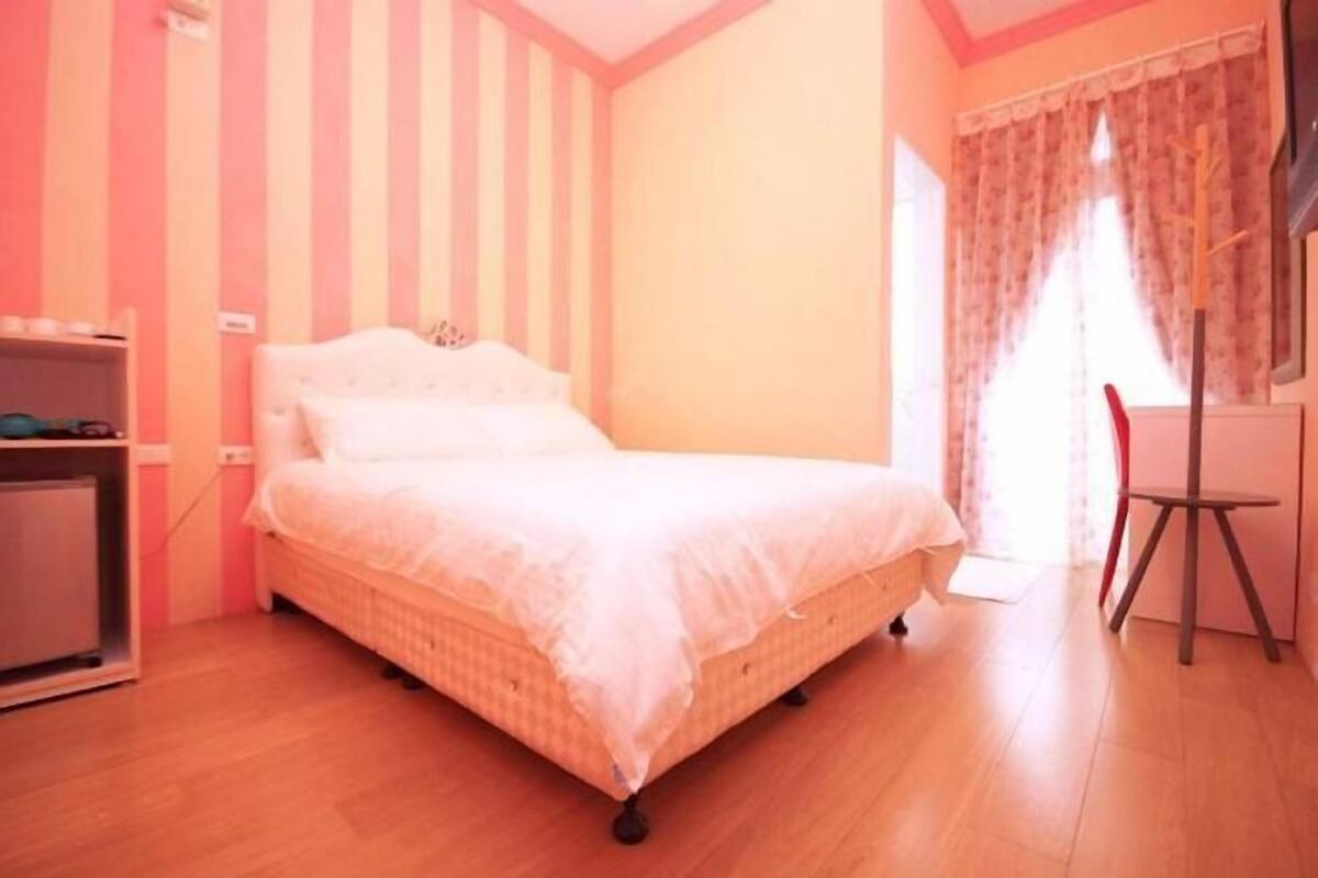 Desk, blackout drapes, WiFi (free), bed sheets