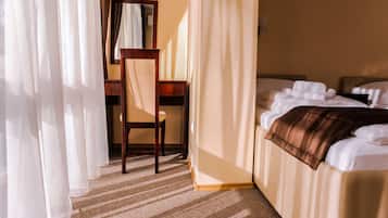 Chambre Triple | Literie hypoallergénique, minibar, coffres-forts dans les chambres