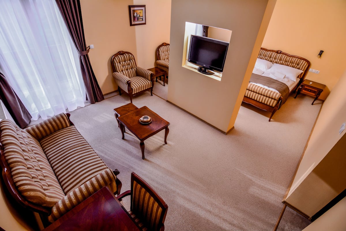 Deluxe Suite, City View | Hypo-allergenic bedding, minibar, in-room safe, blackout curtains