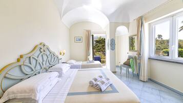 Queen Superior Park View | Premium bedding, minibar, in-room safe, desk