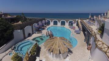 3 piscine coperte, 5 piscine all'aperto, lettini