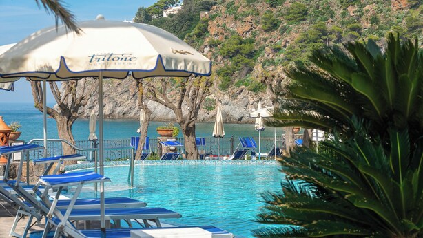 A pool area with lounge chairs and an umbrella labeled "Trilone". - Hotel Terme Tritone Resort & Spa (Forio)